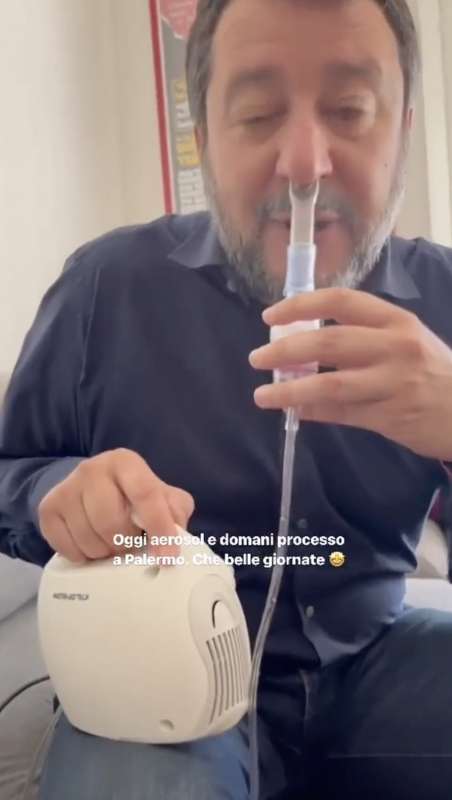 matteo salvini si fa l aerosol 7