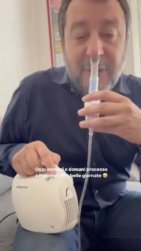 matteo salvini si fa l aerosol   7