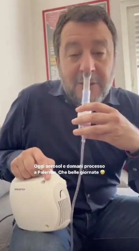 matteo salvini si fa l aerosol   8