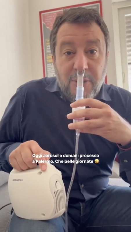 matteo salvini si fa l aerosol 9