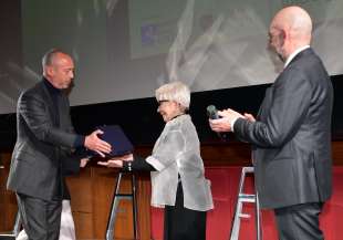 nicola maccanico consegna il premio presidio culturale italiano a anna fendi foto di bacco