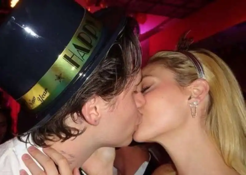 nicola peltz brooklyn beckham 3