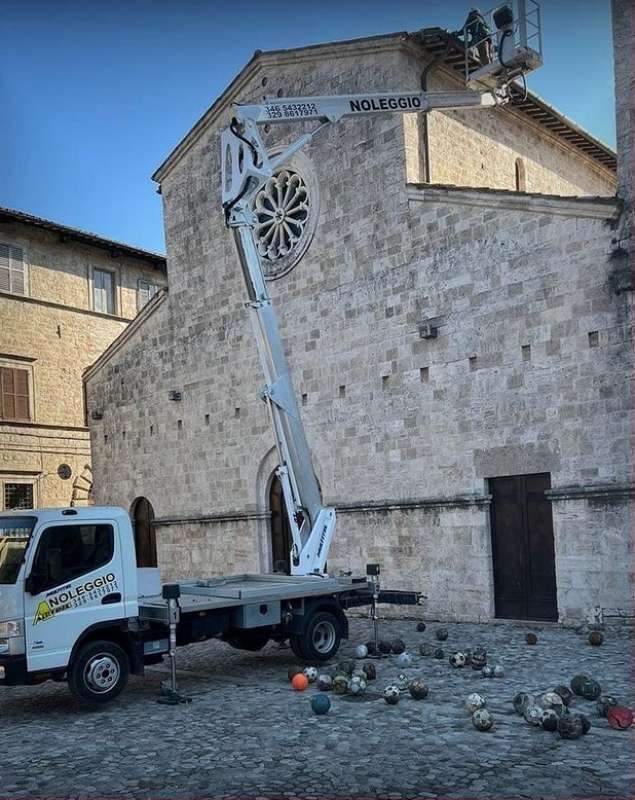 palloni ritrovati sul tetto della chiesa ad ascoli