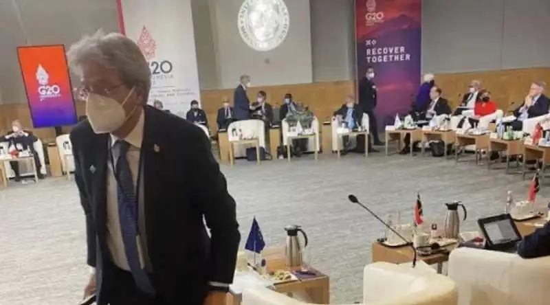 PAOLO GENTILONI SI ALZA DURANTE IL G20 