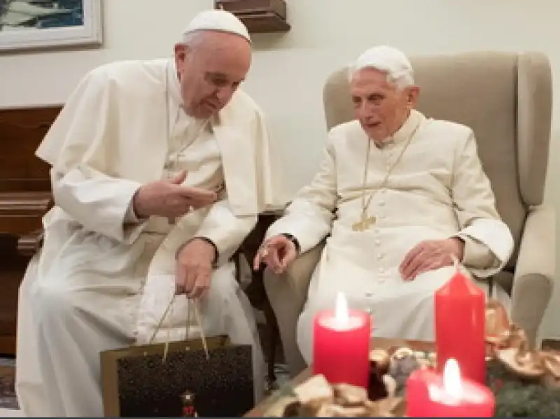 PAPA BENEDETTO XVI PAPA FRANCESCO