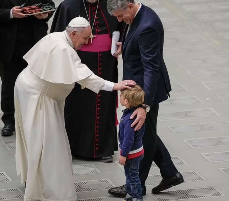 papa francesco con un bambino all udienza generale