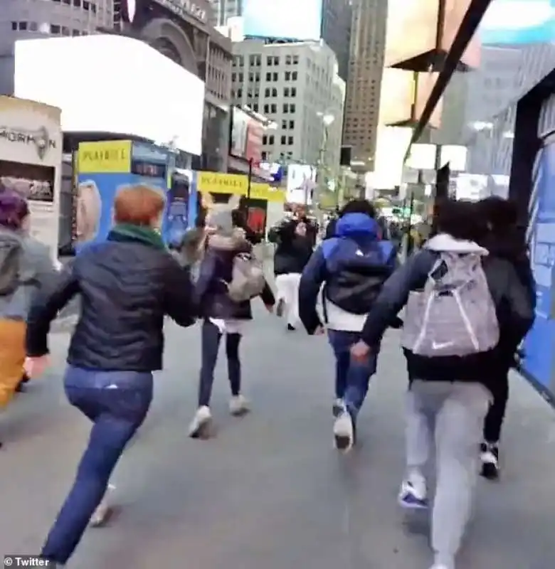 Pedoni scappano dopo esplosione a Times Square