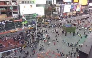 Pedoni scappano dopo esplosione a Times Square 3