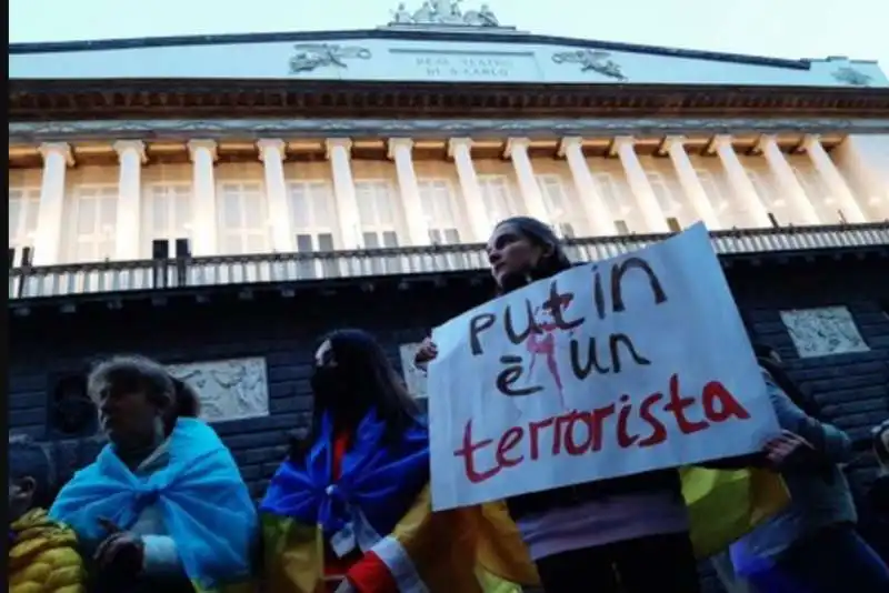 proteste contro i russi davanti al teatro san carlo di napoli 1