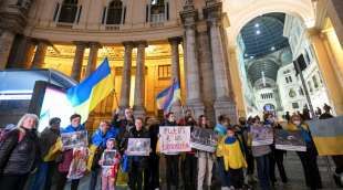 proteste contro i russi davanti al teatro san carlo di napoli