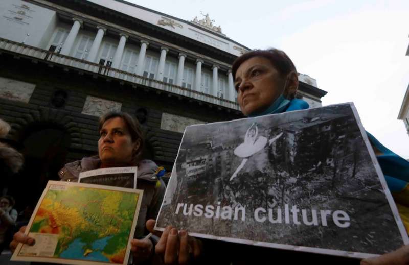 proteste contro i russi davanti al teatro san carlo di napoli 5