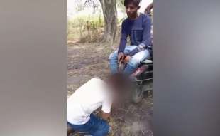 Ragazzo costretto a leccare i piedi al suo aguzzino in India