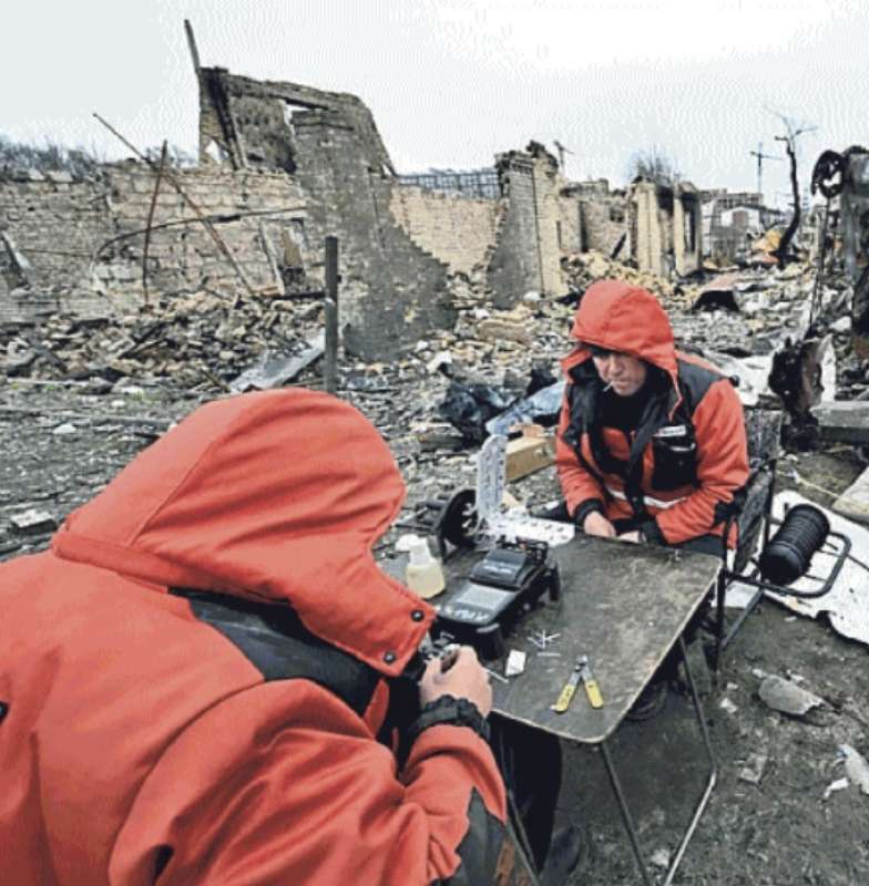 ripristino dei cavi di comunicazione tra edifici distrutti di bucha