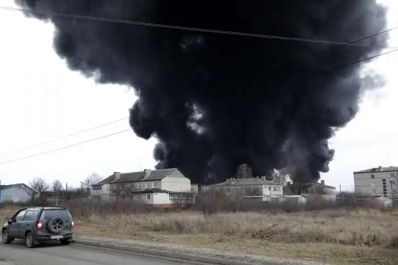 russia, deposito petrolifero in fiamme a belgorod  10