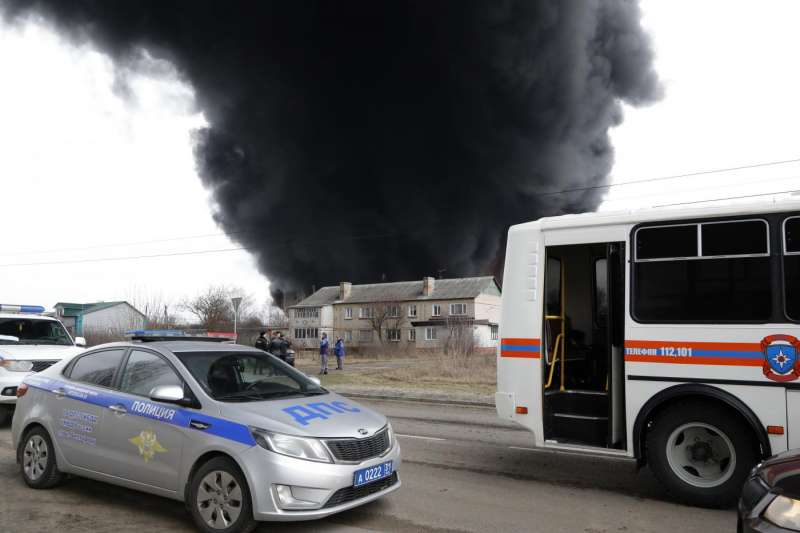 russia, deposito petrolifero in fiamme a belgorod 11