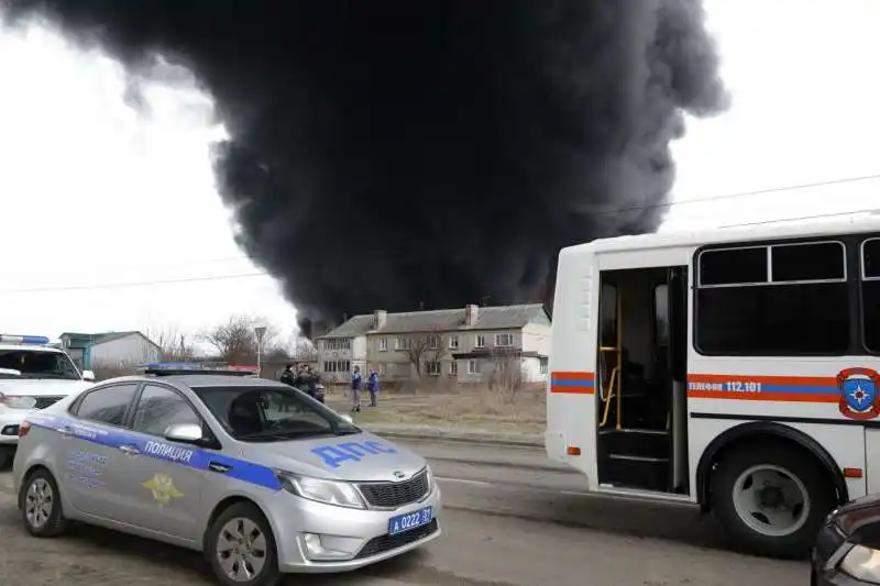 russia, deposito petrolifero in fiamme a belgorod  11