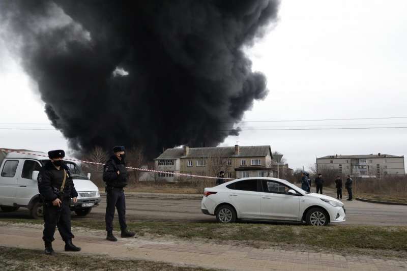 russia, deposito petrolifero in fiamme a belgorod 13