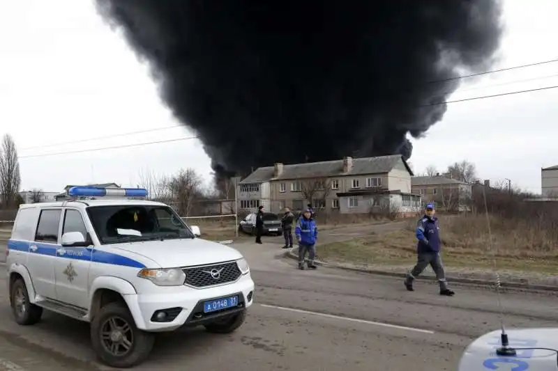 russia, deposito petrolifero in fiamme a belgorod  14