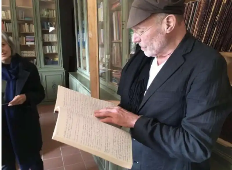 Anselm Kiefer legge un quaderno di Andrea Emo