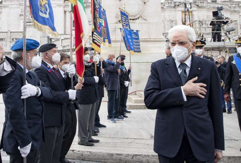 sergio mattarella all altare della patria 25 aprile 2022 1