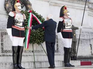 sergio mattarella all altare della patria 25 aprile 2022 5