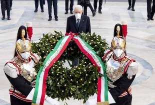 sergio mattarella all altare della patria 25 aprile 2022 7