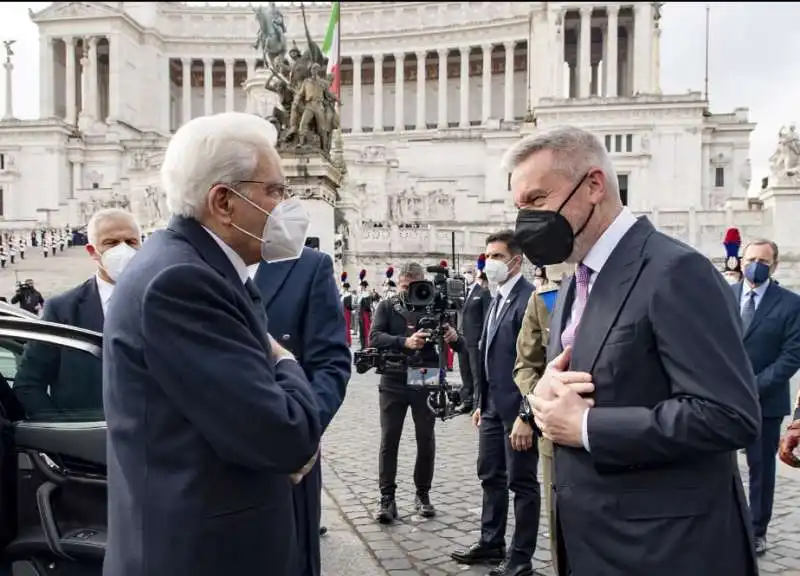 sergio mattarella lorenzo guerini all altare della patria   25 aprile 2022