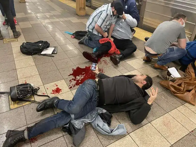 SPARATORIA NELLA METRO DI NEW YORK 