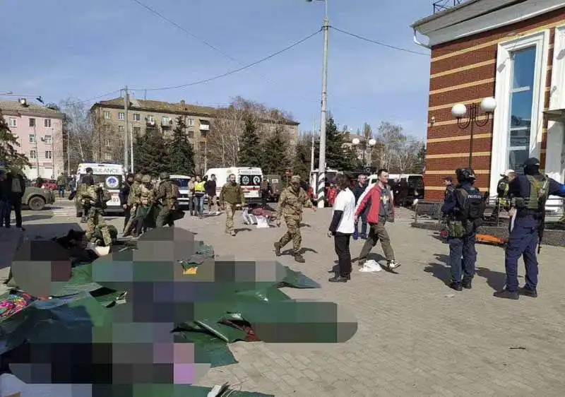 strage di civili in fuga alla stazione ferroviaria di kramatorsk   15