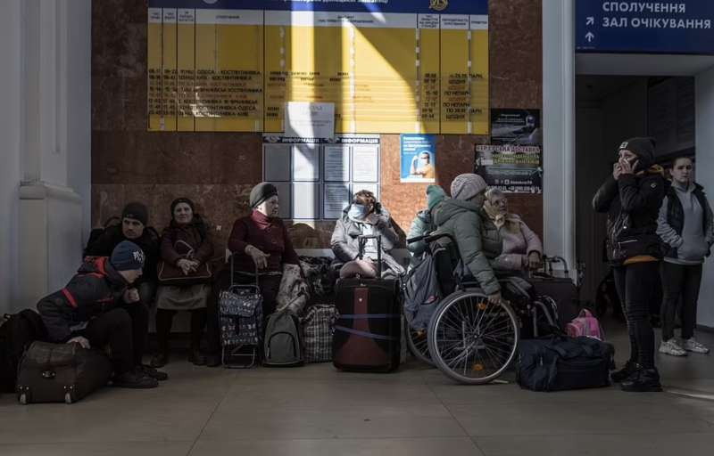 civili in fuga alla stazione ferroviaria di kramatorsk 2