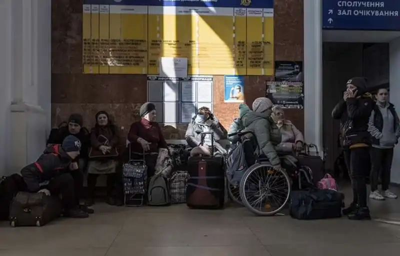  civili in fuga alla stazione ferroviaria di kramatorsk   2