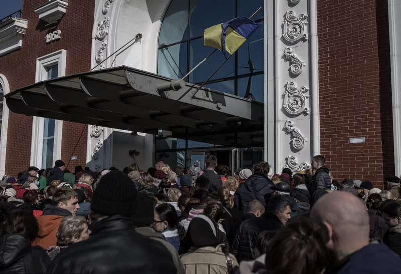 civili in fuga alla stazione ferroviaria di kramatorsk 4