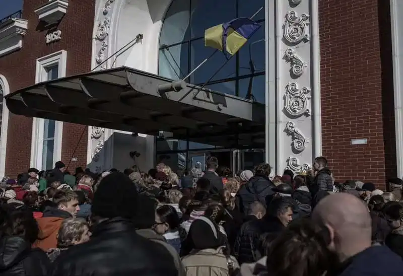  civili in fuga alla stazione ferroviaria di kramatorsk   4