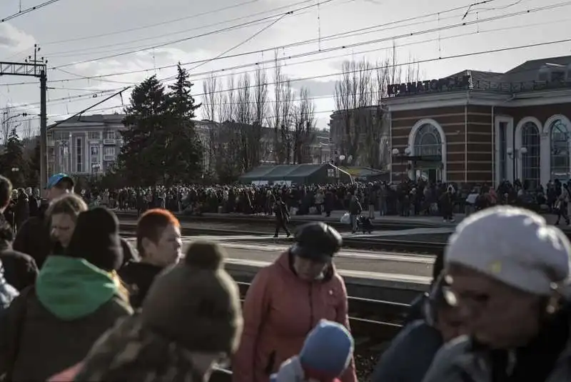  civili in fuga alla stazione ferroviaria di kramatorsk   5