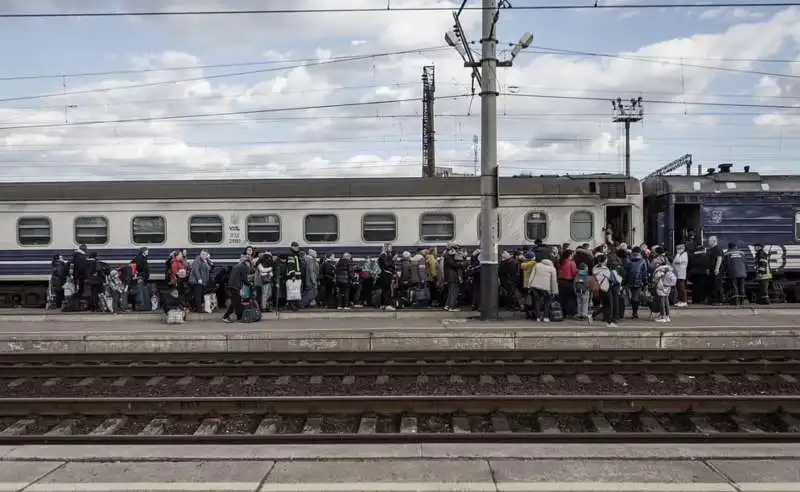  civili in fuga alla stazione ferroviaria di kramatorsk   7