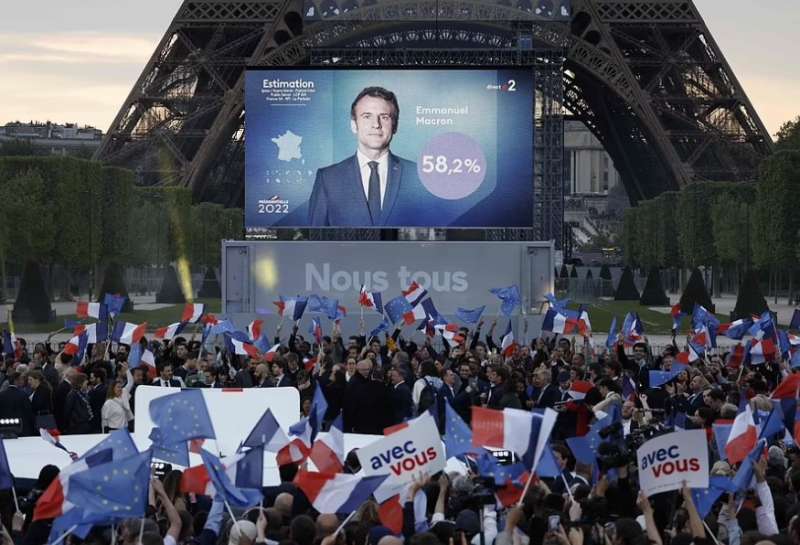 supporter di macron festeggiano la rielezione sotto la torre eiffel