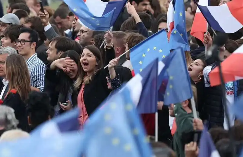 supporter di macron festeggiano la rielezione sotto la torre eiffel  