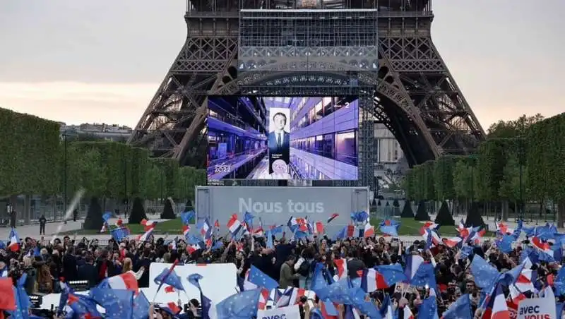 supporter di macron festeggiano la rielezione sotto la torre eiffel 