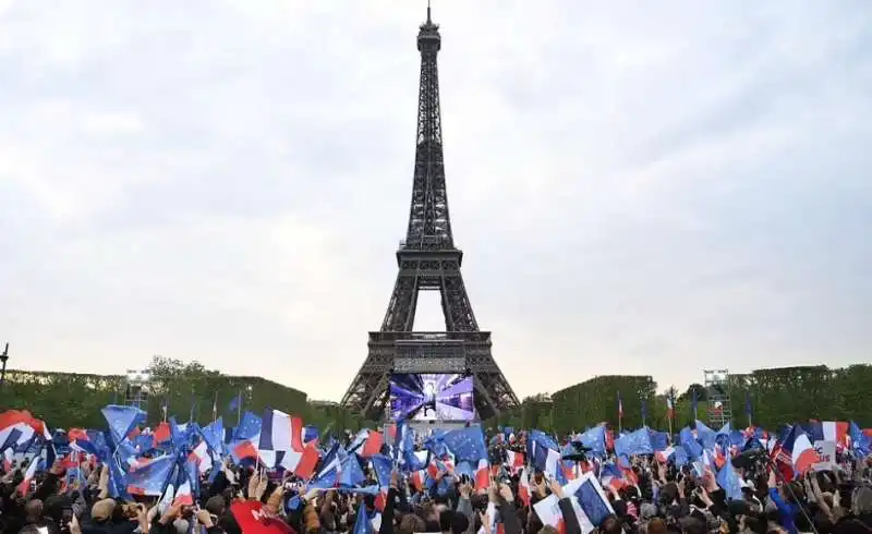 supporter di macron festeggiano la rielezione sotto la torre eiffel  2