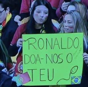 tifose con cartellone ronaldo donaci il tuo sperma