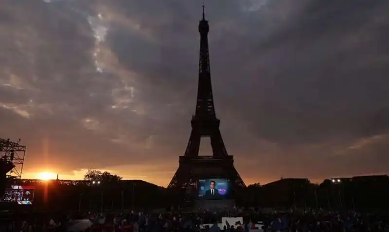 torre eiffel   manifestazione per la vittoria di macron 