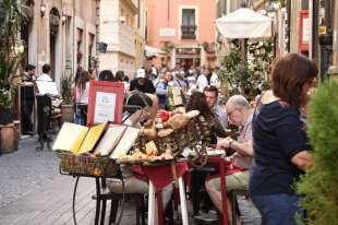 turisti via dei pastini roma