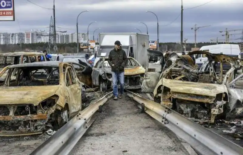 UCRAINA - CIVILI USATI COME SCUDI UMANI DAI RUSSI A OBUKHOVYCHI 