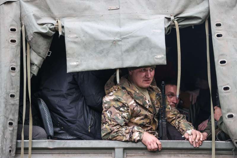 ucraina, evacuazione di civili nella regione di lugansk 12