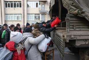 ucraina, evacuazione di civili nella regione di lugansk 13