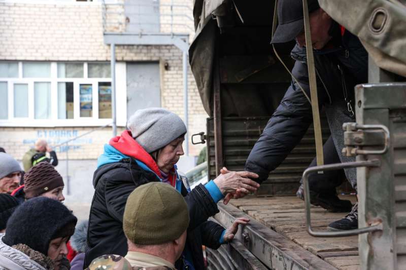 ucraina, evacuazione di civili nella regione di lugansk 15