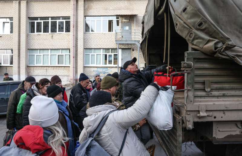 ucraina, evacuazione di civili nella regione di lugansk 16