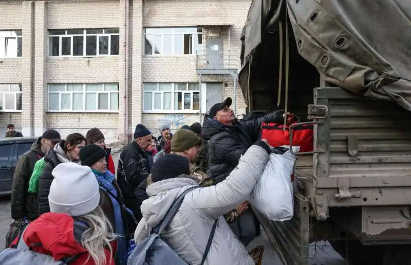 ucraina, evacuazione di civili nella regione di lugansk   16