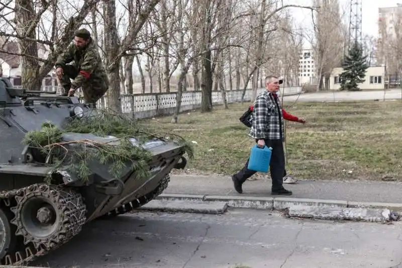 ucraina, evacuazione di civili nella regione di lugansk   3