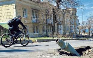 UCRAINA - UN MISSILE IN STRADA